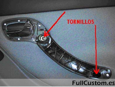 Retirar tornillos del picaporte.