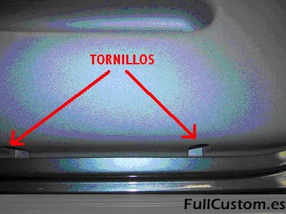 Retirar tornillos de la parte inferior del panel.