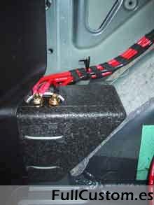 Colocación del capacitor en el vano del maletero.